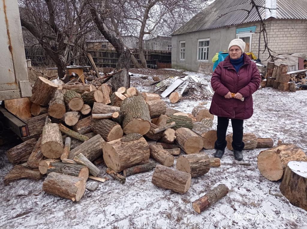 Забезпечують містян паливною деревиною у Харкові
